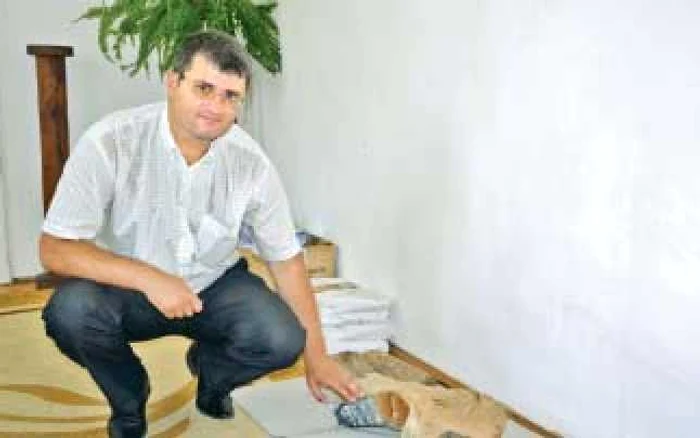 Dumitru Hortopan, directorul Muzeului Judeţean de Istorie Gorj, lângă fragmentele de rinocer descoperite p Foto: alin ion