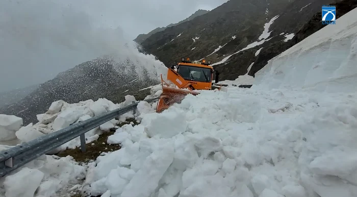 Nămeții de pe Transfăgărășan în prima zi de vară 2023 Foto captură video DRDP Brașov jpg