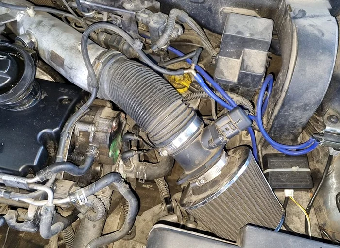 Sistemul ilegal montat la motorul mașinii FOTO RAR Bacău