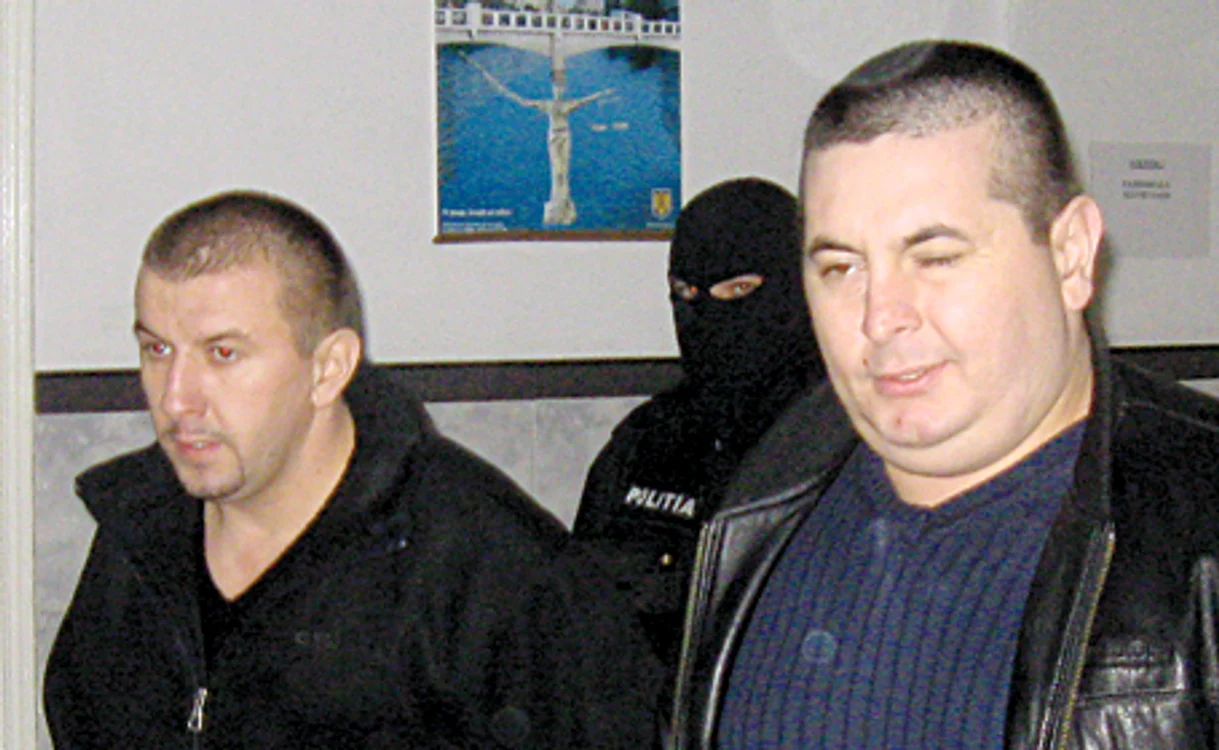 Ovidiu Răchită (stânga) şi Florin Moldovan (dreapta) au fost duşi cu mascaţii în faţa judecătorilor