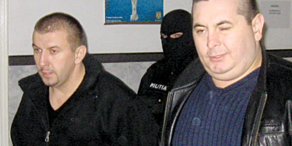 Ovidiu Răchită (stânga) şi Florin Moldovan (dreapta) au fost duşi cu mascaţii în faţa judecătorilor