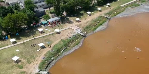 Lacu Sărat a devenit roşu FOTO Robert Negrea