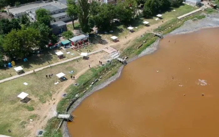 Lacu Sărat a devenit roşu FOTO Robert Negrea