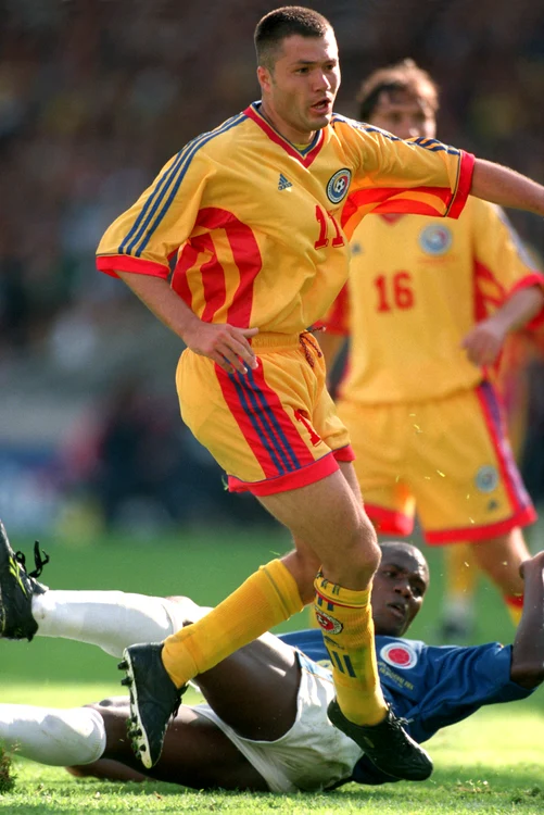 Adrian Ilie în duel cu un jucător columbian