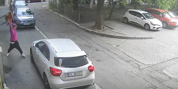 O femeie vandalizeaza masinile din Galati