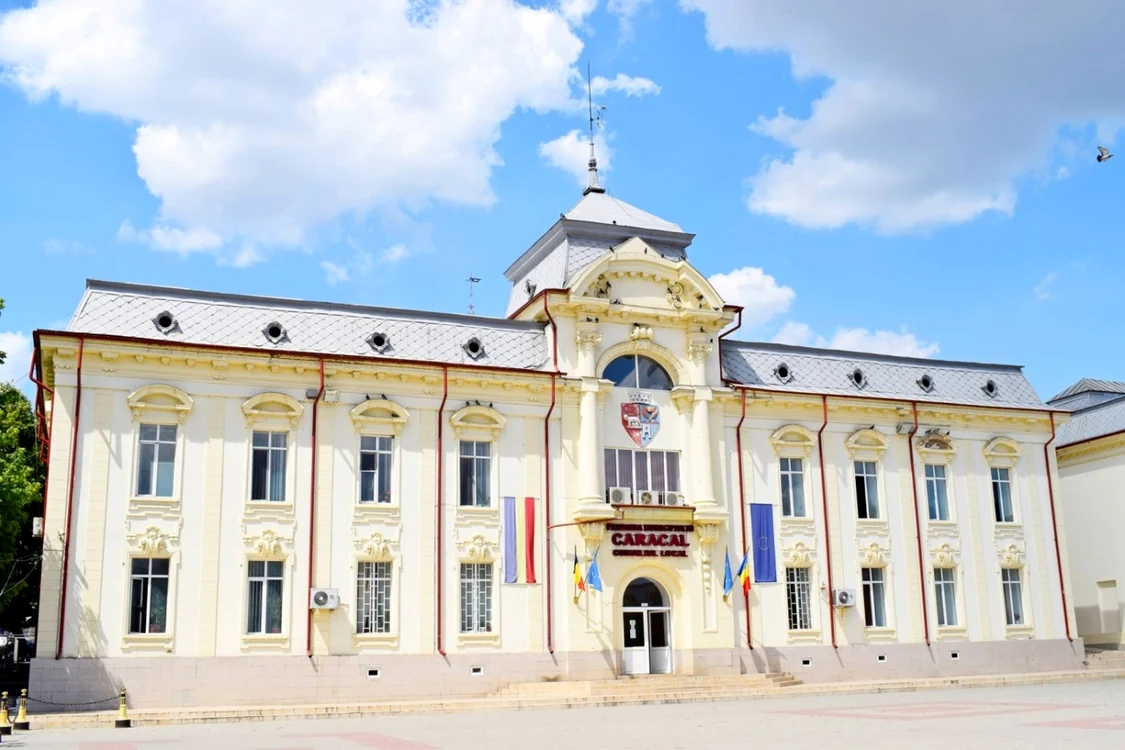 Inculpatul lucrează în cadrul Primăriei Caracal FOTO: Facebook/Primăria Caracal