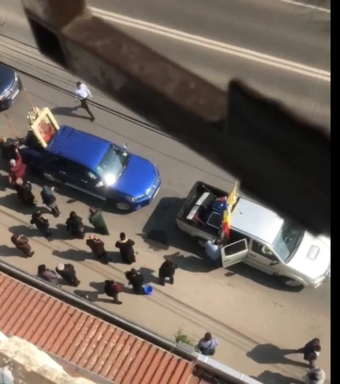 Icoana a fost purtată într-o maşină