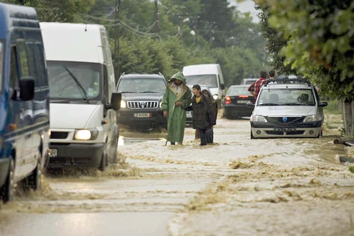 
    Apele au ieşit din matcă  în sudul ţării. E “cod portocaliu“  de inundaţii până joiFoto: Giurgiuveanul.ro  