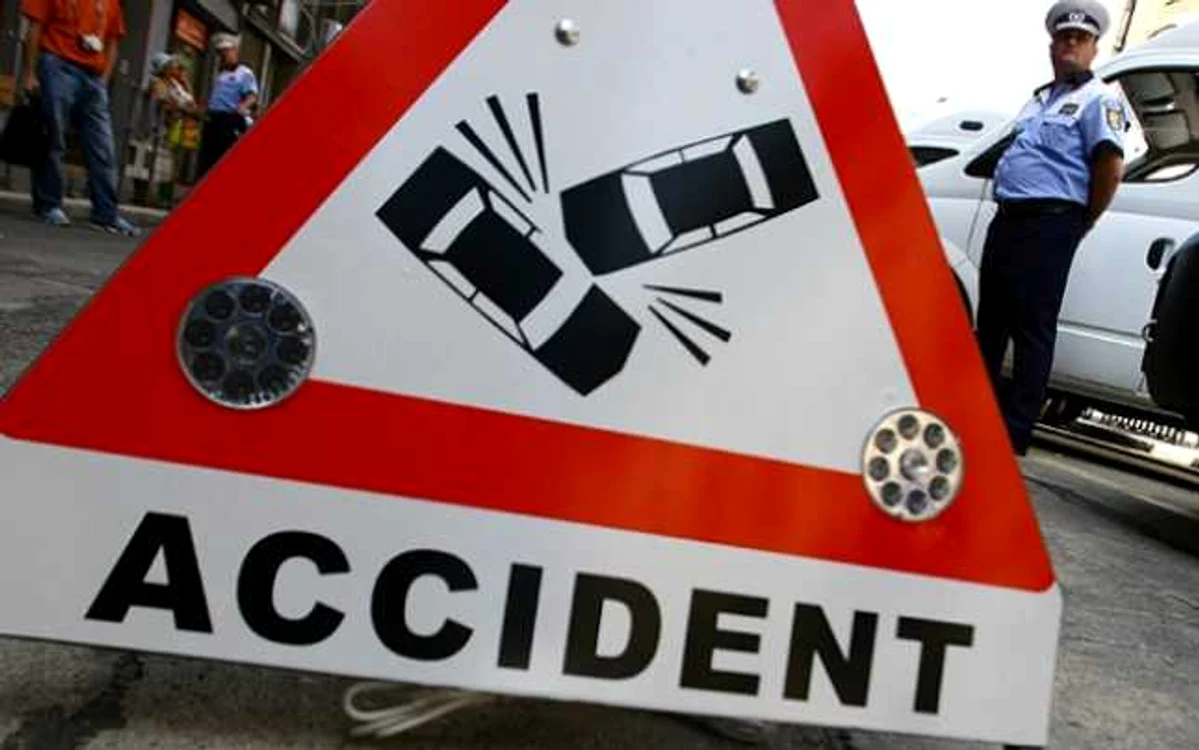 În microbuz se aflau opt pasageri, iar în urma accidentului două femei şi un copil au fost răniţi, fiind duşi la Spitalul Judeţean de Urgenţă din Târgovişte