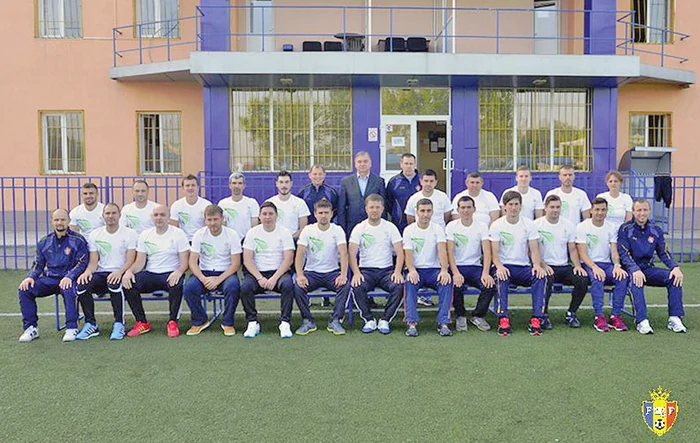 
    Mirel Rădoi, la poza de  grup, alături de colegii  de generaţie de la şcoala  de antrenori din Moldova  