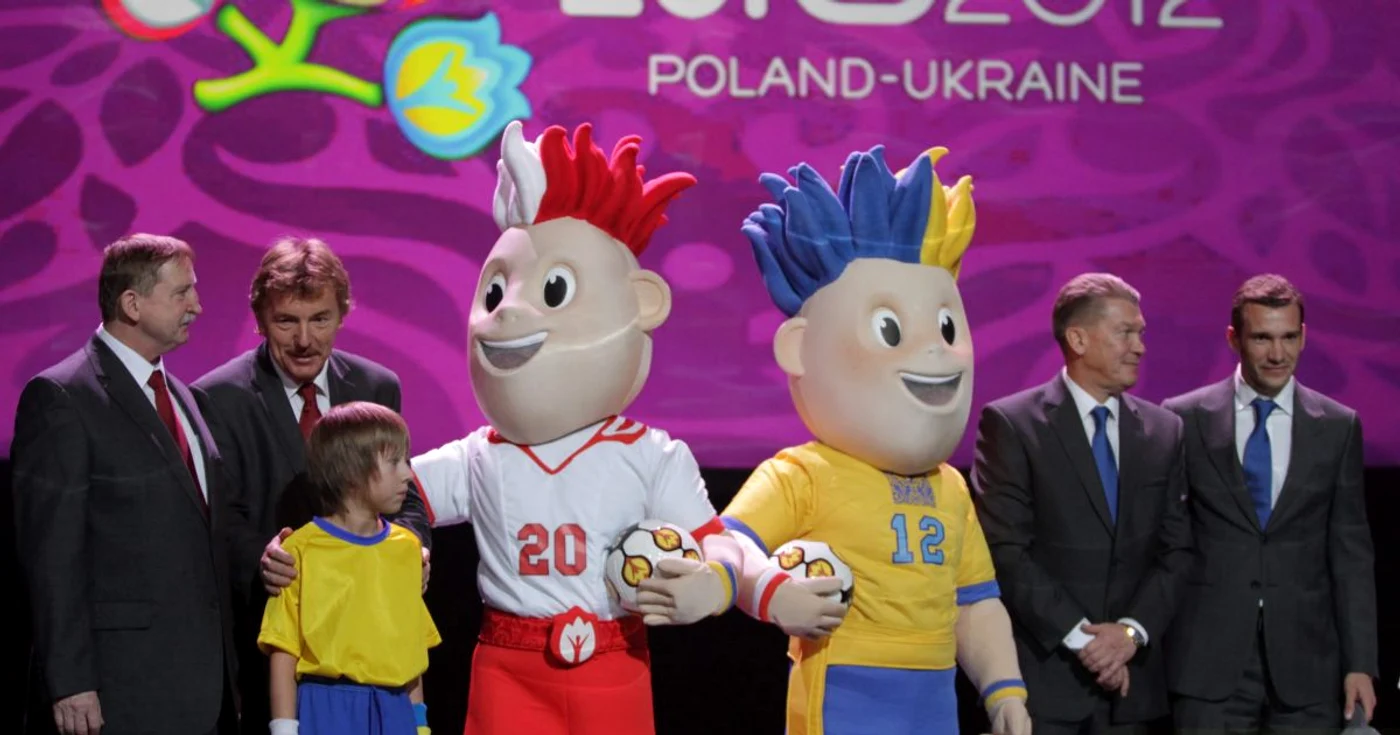 Mascotele Euro 2012, flancate de (de la stânga la dreapta) Andrzej Szrmach, Zbigniew Boniek, Oleg Blochin şi Andrei Şevcenko. Foto: EPA