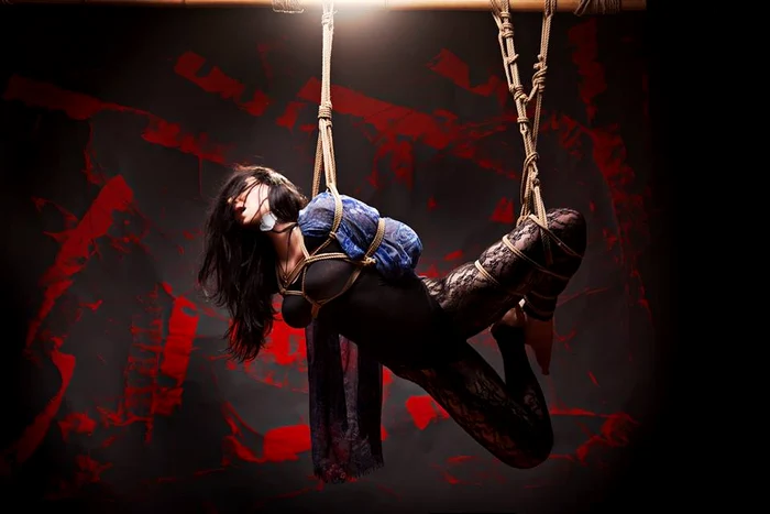 Nu va fi prima dată când Navi cântă suspendată în sfori