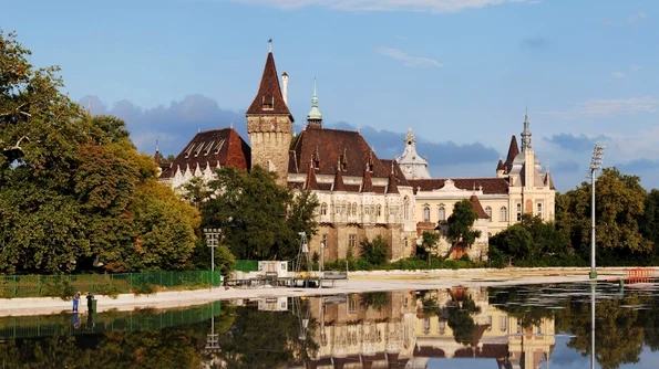 Povestea copiei Castelului Corvinilor din Hunedoara, construită de maghiari în Budapesta jpeg