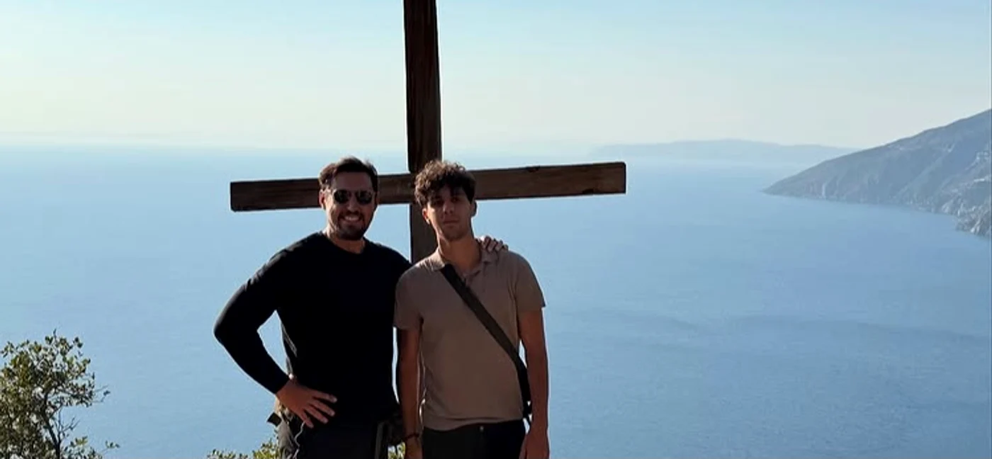 Daniel Pavel și fiul lui, Antoniu, la Muntele Athos foto: Instagram 