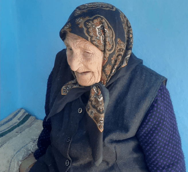 Bătrână de 103 ani din Vaslui, către tâlharul care i-a aprins lumânarea: „Tu ești cel mort, nu eu“