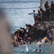 Sute de migranți au trecut din Maroc în enclava spaniolă Ceuta FOTO Profimedia