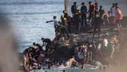 Sute de migranți au trecut din Maroc în enclava spaniolă Ceuta FOTO Profimedia