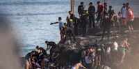 Sute de migranți au trecut din Maroc în enclava spaniolă Ceuta FOTO Profimedia