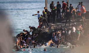 Sute de migranți au trecut din Maroc în enclava spaniolă Ceuta FOTO Profimedia