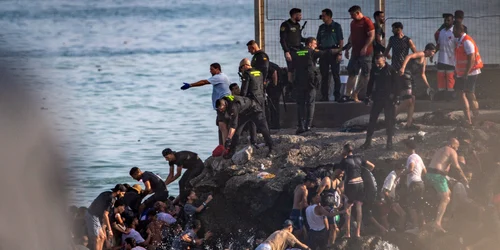 Sute de migranți au trecut din Maroc în enclava spaniolă Ceuta FOTO Profimedia