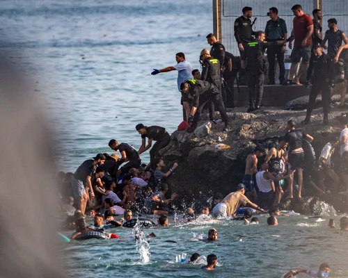 Sute de migranți au trecut din Maroc în enclava spaniolă Ceuta FOTO Profimedia