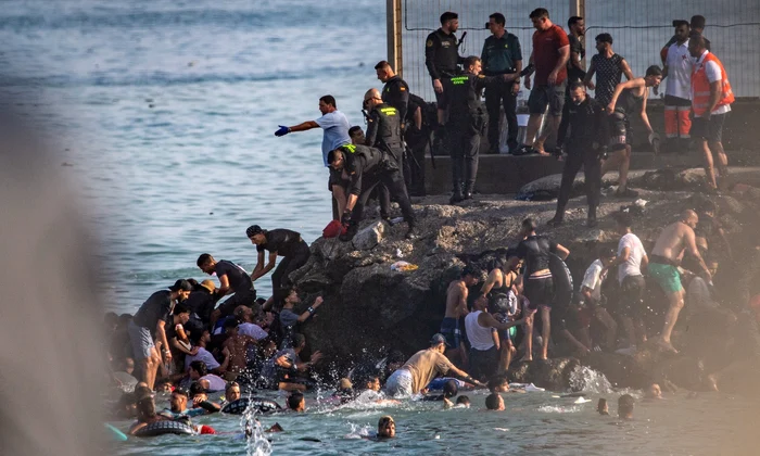 Sute de migranți au trecut din Maroc în enclava spaniolă Ceuta FOTO Profimedia