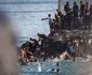 Sute de migranți au trecut din Maroc în enclava spaniolă Ceuta FOTO Profimedia