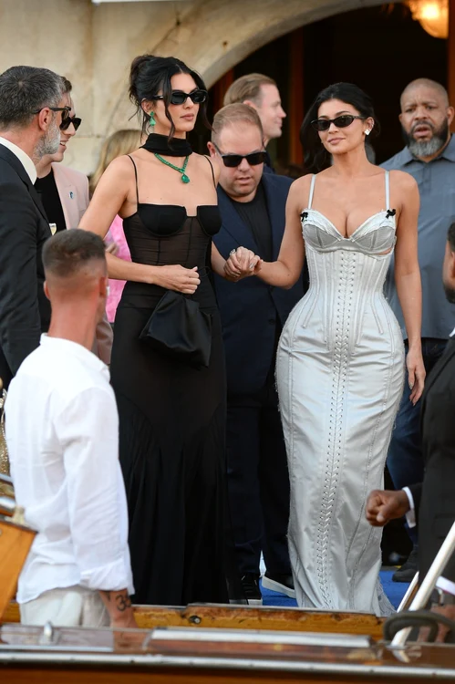 Kendall și Kylie Jenner la nunta lui Jeff Bezos profimedia 1015632362 jpg