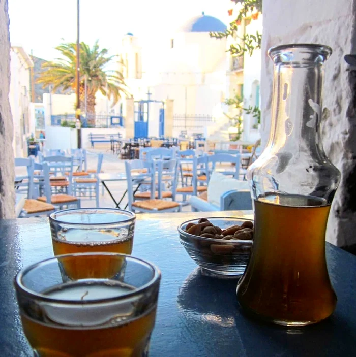 vinuri locale la o tavernă de pe insula Serifos