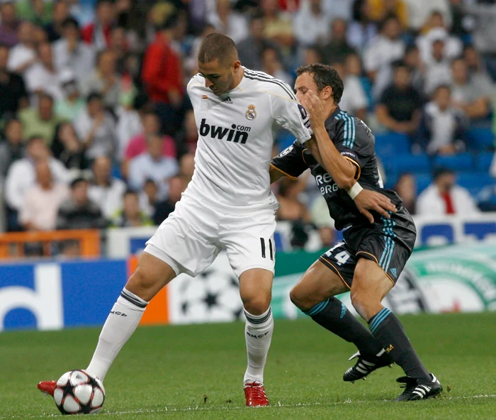 
    Atacantul Karim Benzema, victorios în duelul cu fundaşul Laurent Bonnart  