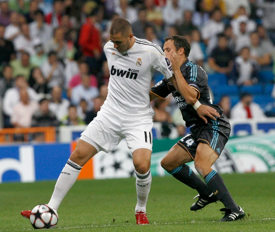 Atacantul Karim Benzema, victorios în duelul cu fundaşul Laurent Bonnart