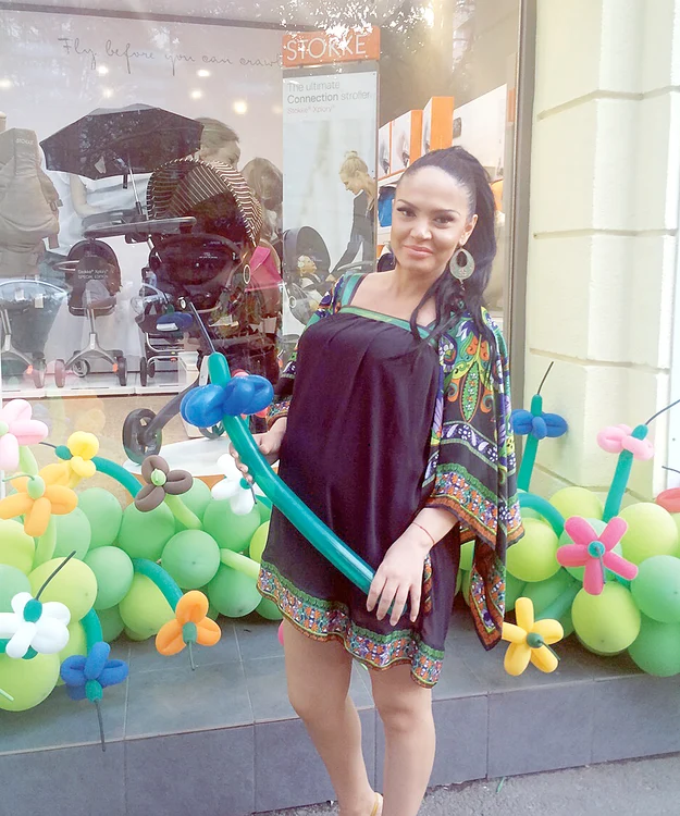 
    Andreea s-a jucat cu  baloane sub formă de  sabie la deschiderea  unui magazin pentru copii  