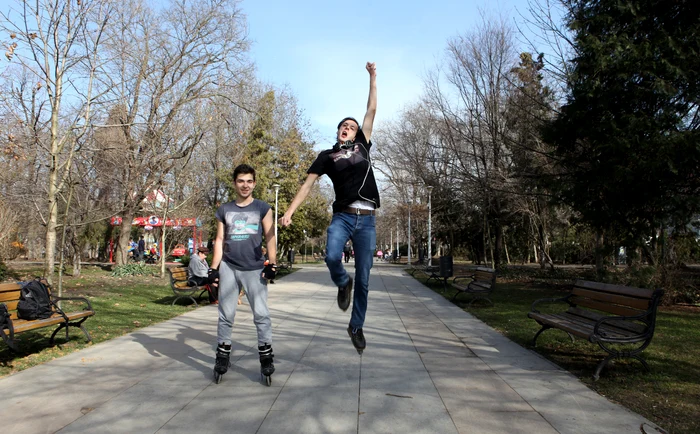 Alexandru și Călin s-au plimbat cu rolele prin parc (fotografii: Florin Șuler)