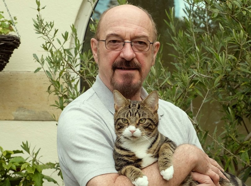 Ian Anderson, solistul trupei Jethro Tull, promovează un ONG pentru pisici din Oradea. „Noi sprijinim aceste inițiative”