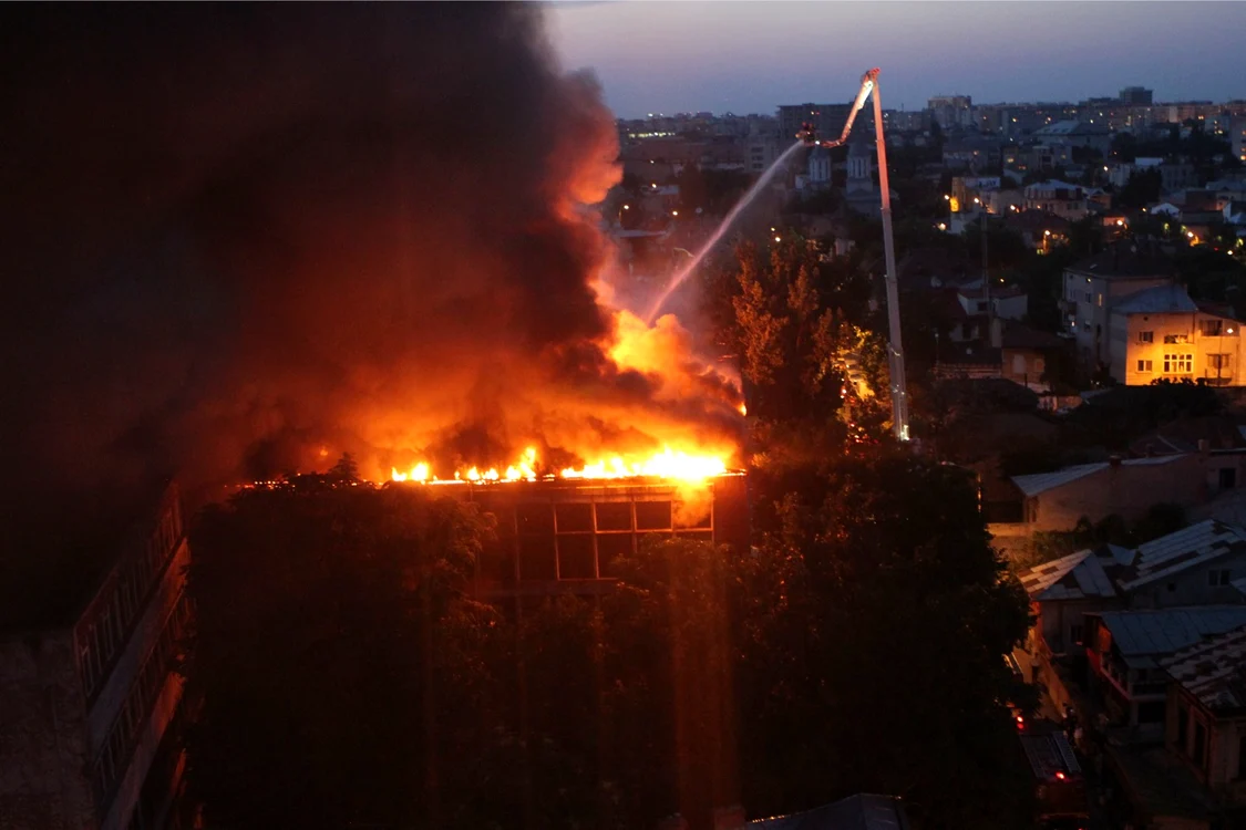 
    Pompierii analizează două posibile cauze ale izbucnirii incendiului: neglijenţă sau mână criminală (foto: Arhivă Click!)  