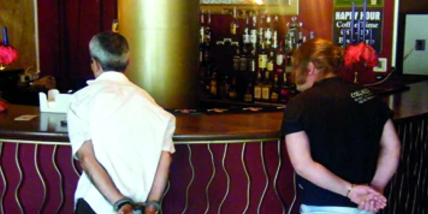 Hunedoara: VIDEO Traficanţi de turci arestaţi la cafenea