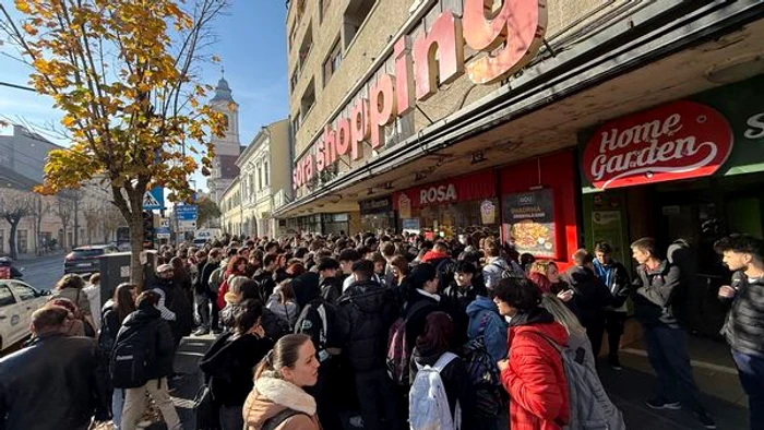 Coadă la shaorma gratuită în centrul Clujului. FOTO: Aaron Roberts