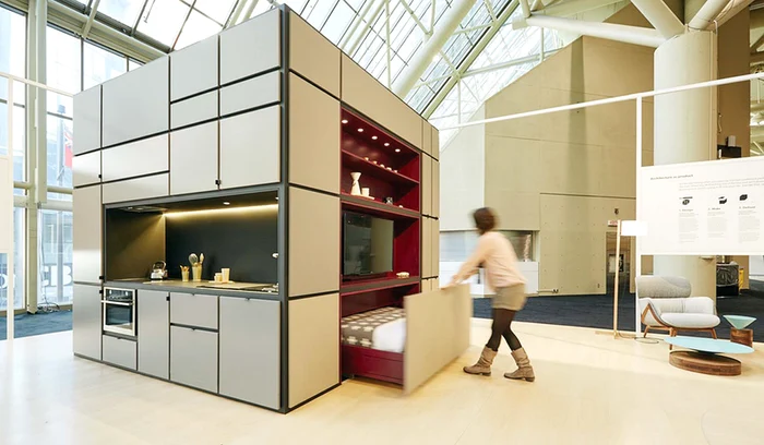 
    Cubul este dotat cu  o bucătărie complet  mobilată şi utilată  