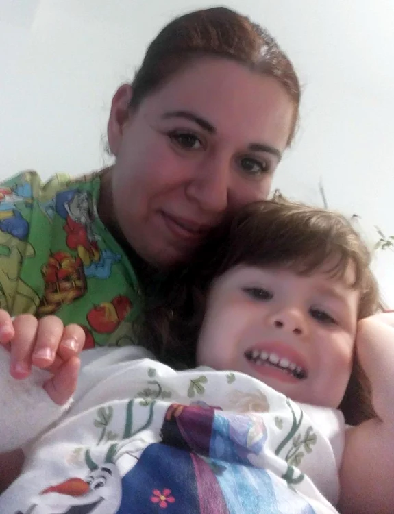 Oana Roman şi fetiţa ei, Isabela, sunt internate la o clinică privată