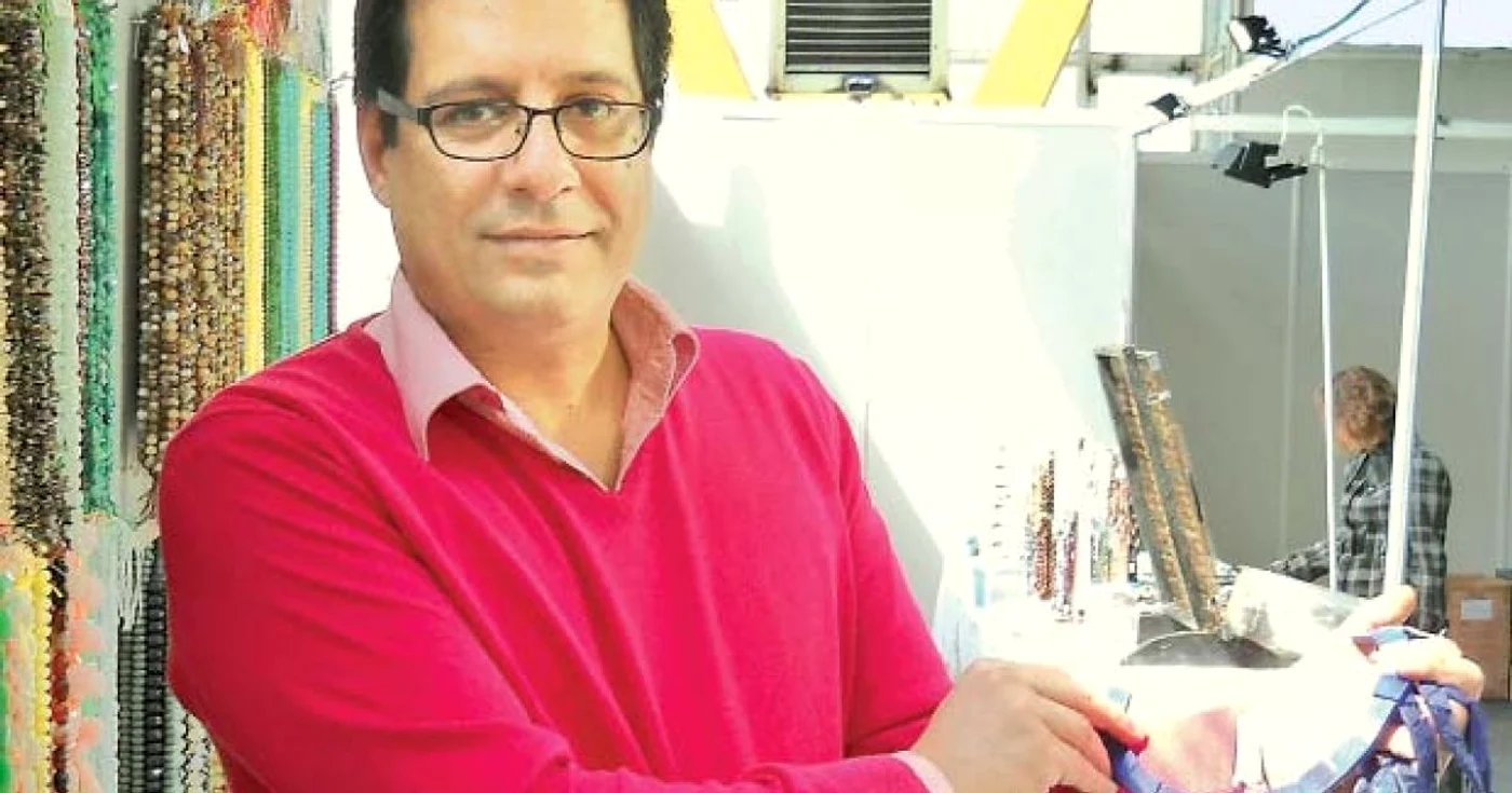 Salim Seleman arată un colier din lapis, piatra femeilor afgane