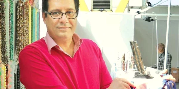 Salim Seleman arată un colier din lapis, piatra femeilor afgane