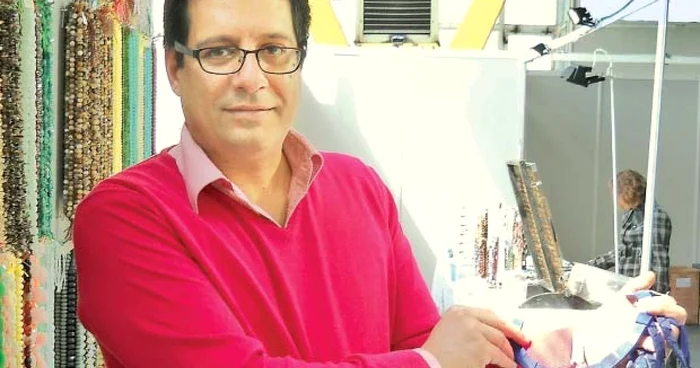 Salim Seleman arată un colier din lapis, piatra femeilor afgane
