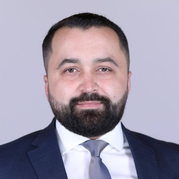 Deputatul Ciprian Ciubuc, urmărit penal pentru distrugere. El era cu oile la păscut pe un teren care nu-i aparține