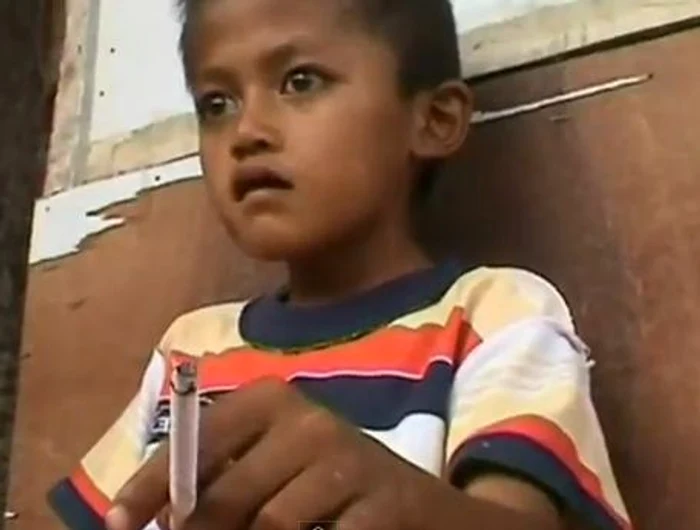 
    La opt ani, Ilham fumează peste 25 de ţigări pe zi (foto:captură video)  