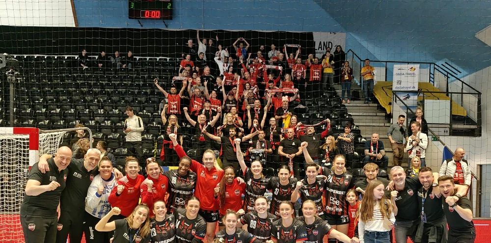 Bucurie maximă, alături de fani, după succesul din Danemarca. Foto Facebook handbal Gloria Bistrița
