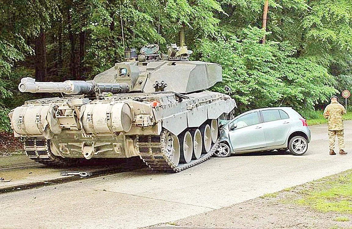 
    Germania. Maşina a suferit avarii serioase sub şinele monstrului de 62 de tone  