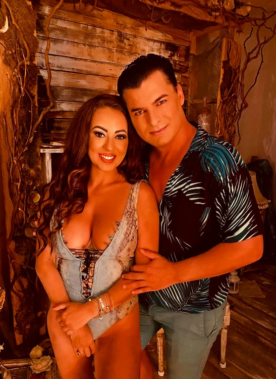 Larisa Drăgulescu, ținute sexy în videoclip