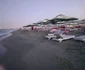Operatorii economici din Mamaia au montat şezlongurile aproape de apă