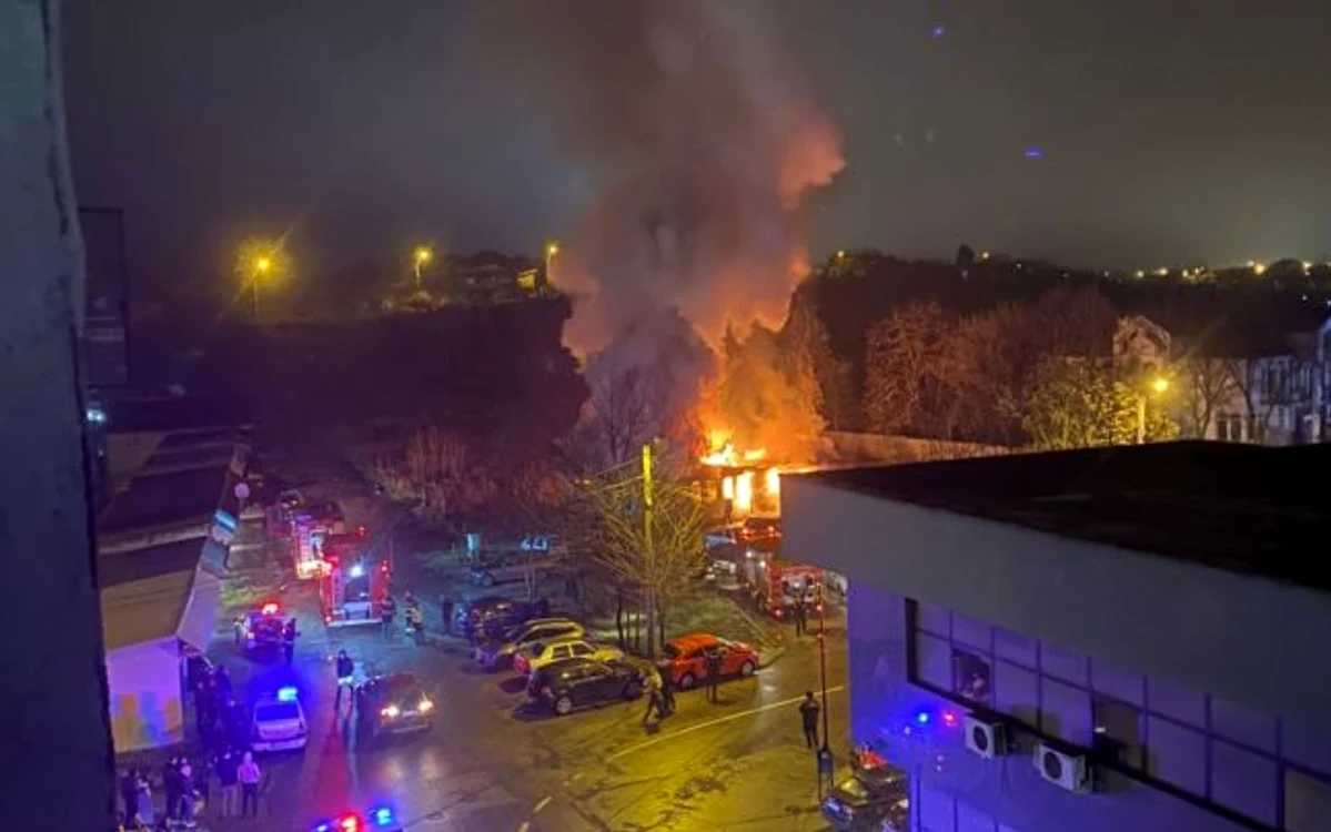 O clădire a ars complet în incendiul din Slatina Sursă foto: Adevărul 