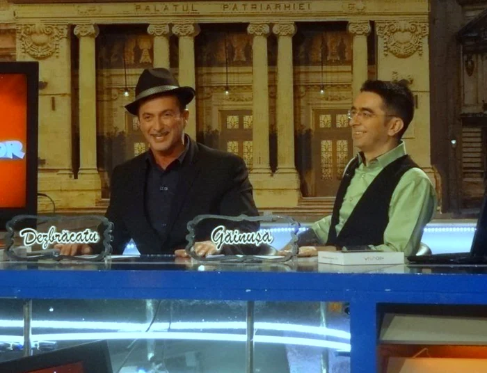 Cătălin Dezbrăcatu şi Mihai Găinuşă la «Cronica cârcotaşilor» (Foto: Prima TV)
